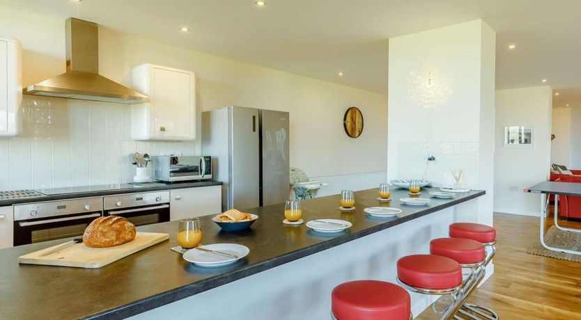 Photo of 5 Bed in Mortehoe