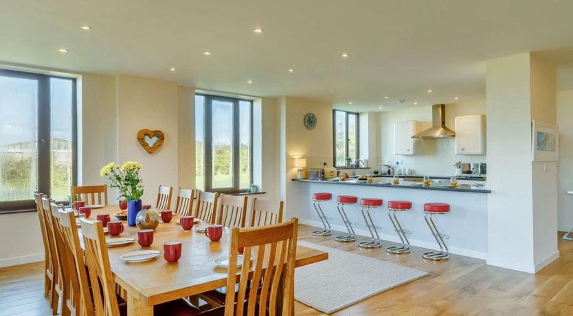 Photo of 5 Bed in Mortehoe