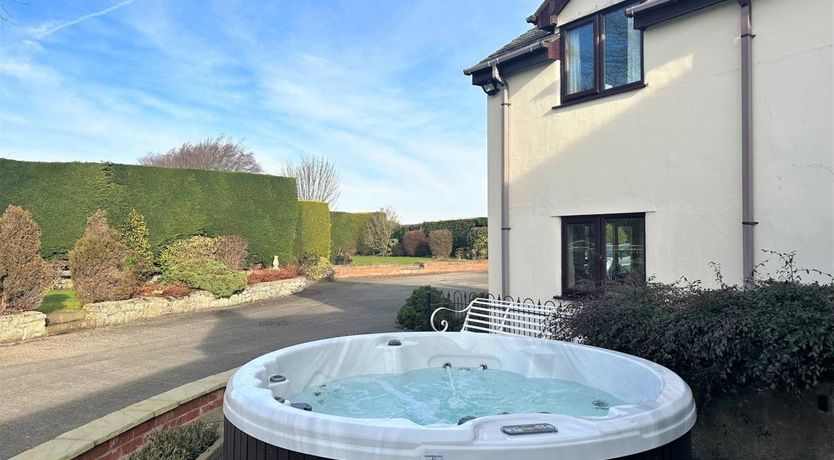 Photo of 3 Bed in Lloc