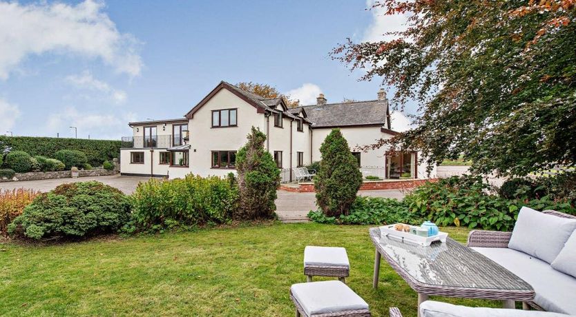 Photo of 3 Bed in Lloc