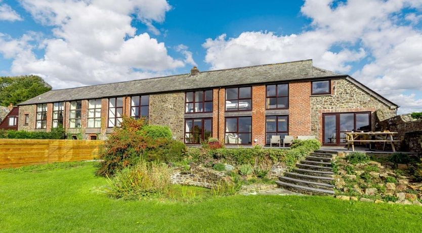 Photo of 5 Bed in Whitstone