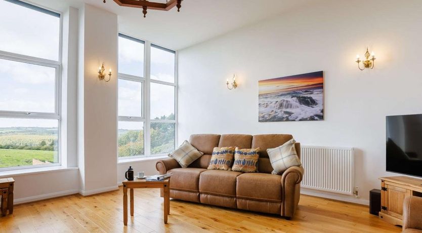 Photo of 5 Bed in Whitstone