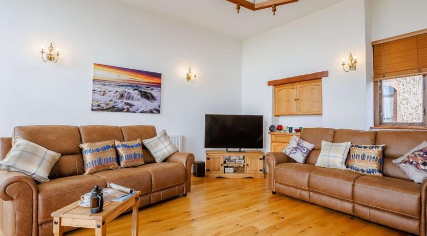 Photo of 5 Bed in Whitstone