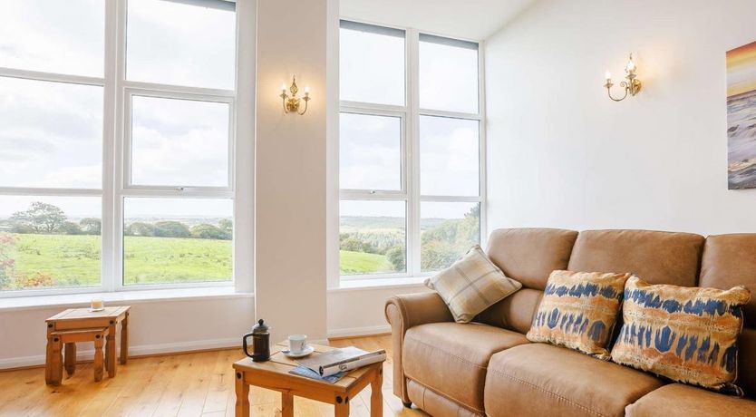 Photo of 5 Bed in Whitstone