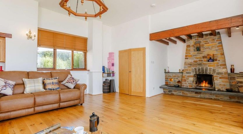 Photo of 5 Bed in Whitstone