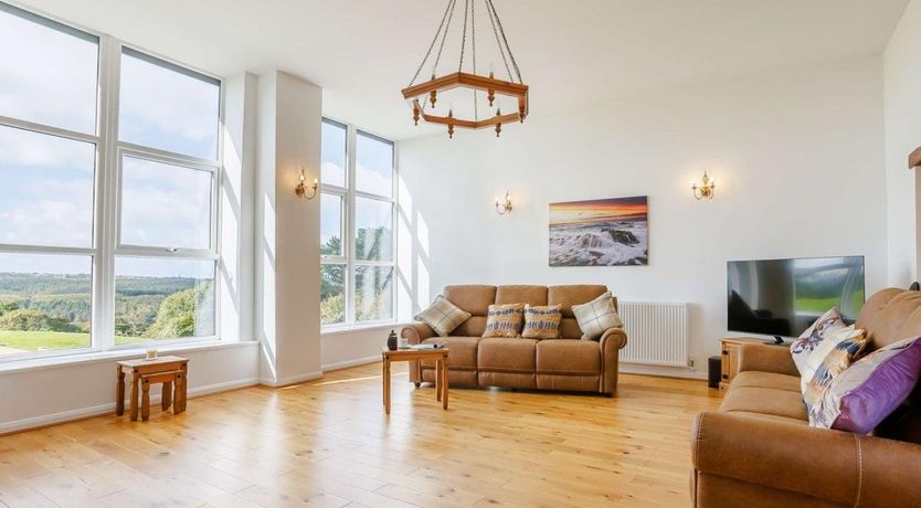 Photo of 5 Bed in Whitstone