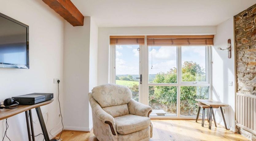 Photo of 5 Bed in Whitstone