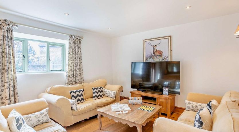 Photo of 5 Bed in Stonesfield