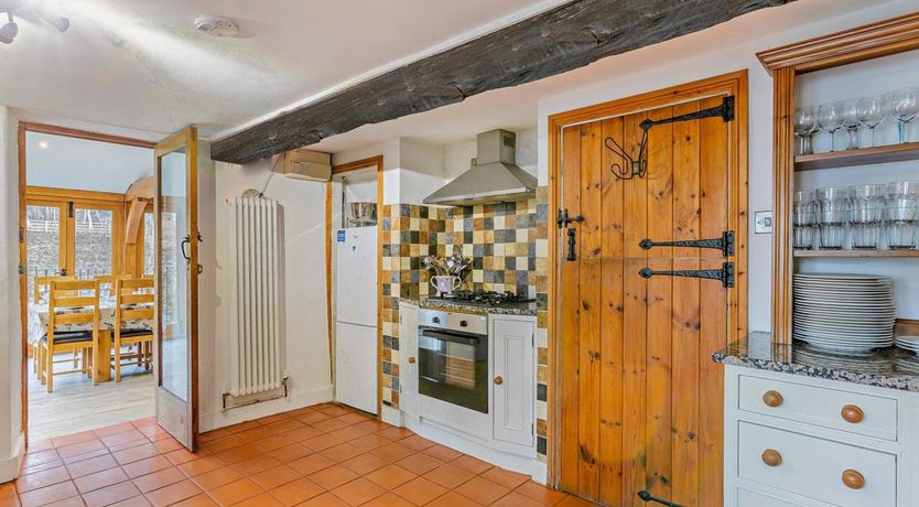 Photo of 5 Bed in Stonesfield