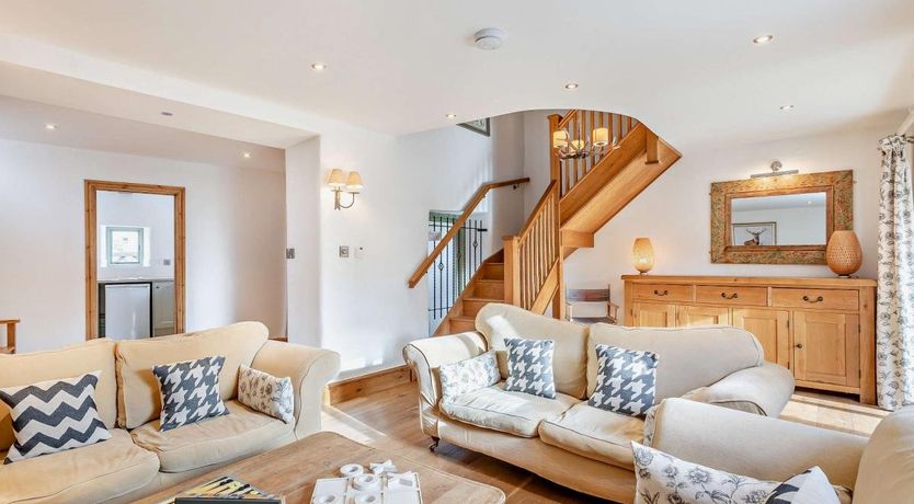 Photo of 5 Bed in Stonesfield