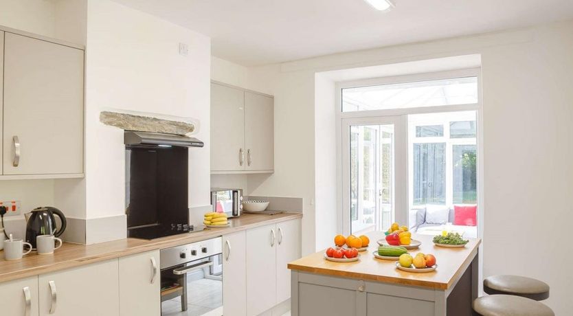 Photo of 2 Bed in Morfa Bychan