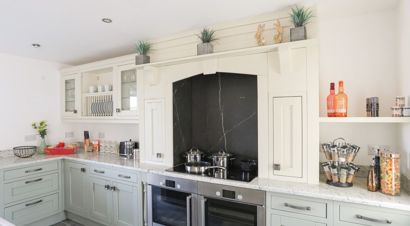 Photo of Bwthyn Gwenyn Yr Haf (Summer Bee Barns)