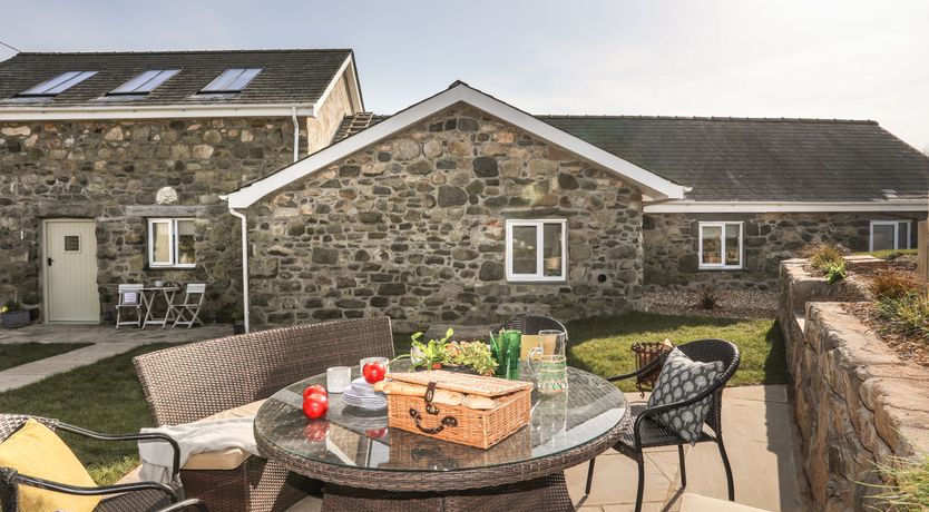 Photo of Bwthyn Gwenyn Yr Haf (Summer Bee Barns)