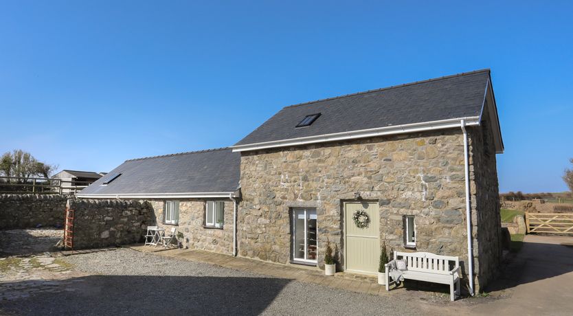 Photo of Bwthyn Gwenyn Yr Haf (Summer Bee Barns)