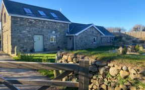 Photo of Bwthyn Gwenyn Yr Haf (Summer Bee Barns)