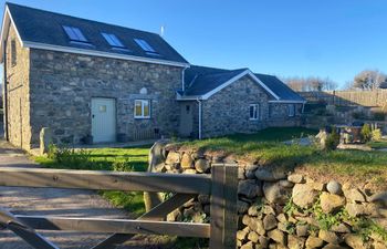 Bwthyn Gwenyn Yr Haf (Summer Bee Barns) Holiday Cottage