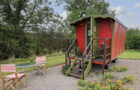 Tilly Gypsy-style Caravan Hut Holiday Cottage