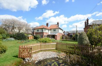 Holly Lodge Holiday Cottage