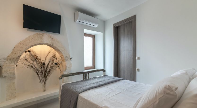 Photo of The Pretty Peacock