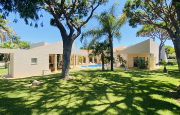 Seventies Vibes & Bougainvillea Villa