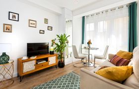 Bright & Bottle-Green Apartment