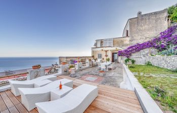 Arch Above the Sea Villa