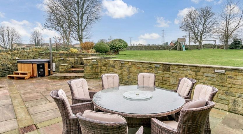 Photo of 3 Bed in Greetland