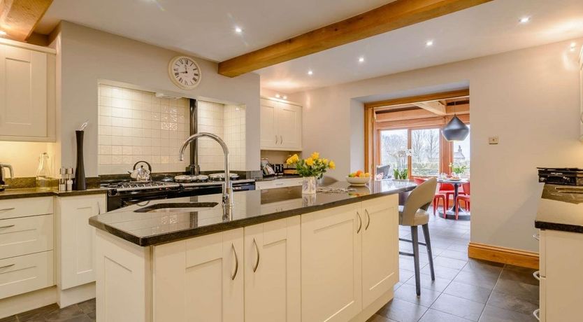 Photo of 3 Bed in Greetland