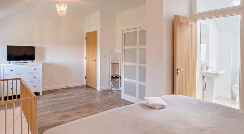 Photo of 4 Bed in Newport