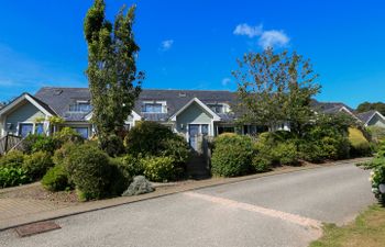 3 Court Cottage, Hillfield Village Villa