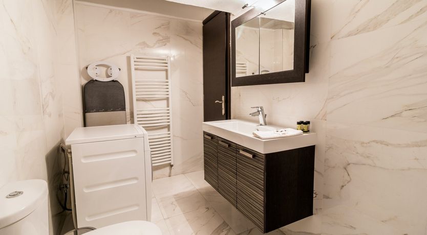 Photo of Grecian Red