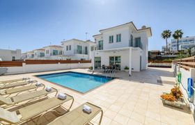 Sunbathe in Style Holiday Home