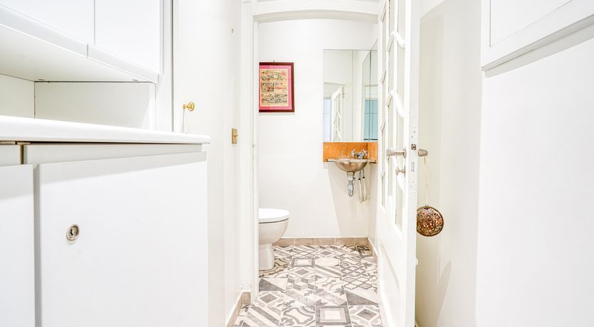 Photo of Je T'Aime, Sixième