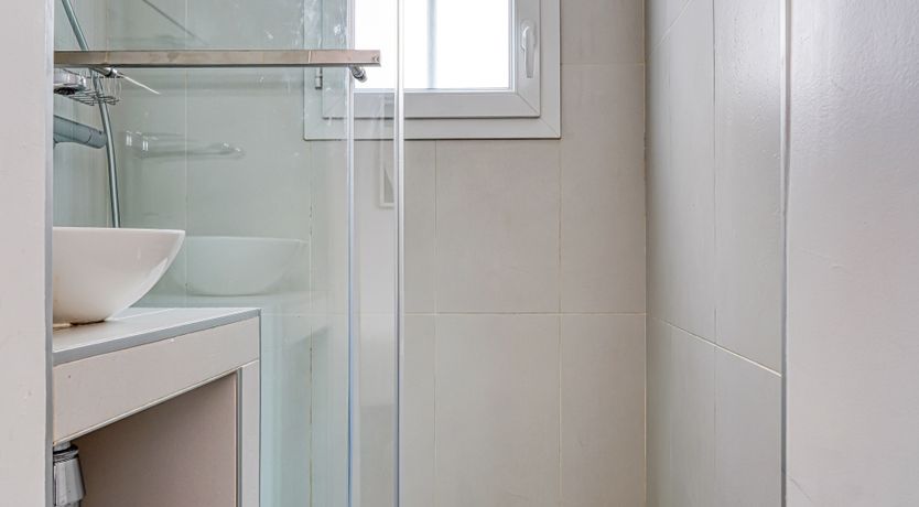 Photo of Je T'Aime, Sixième