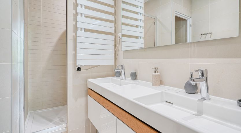 Photo of Je T'Aime, Sixième