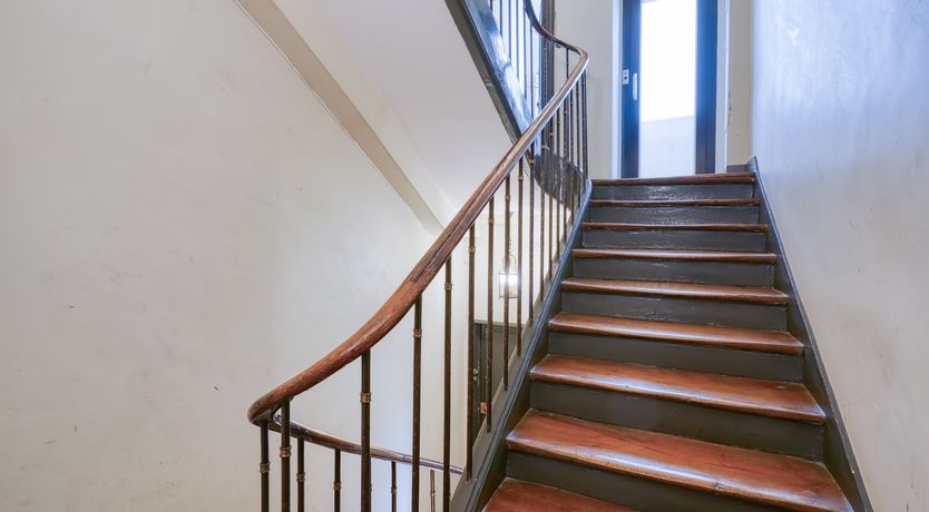 Photo of Je T'Aime, Sixième