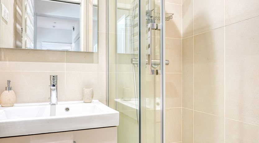 Photo of Je T'Aime, Sixième