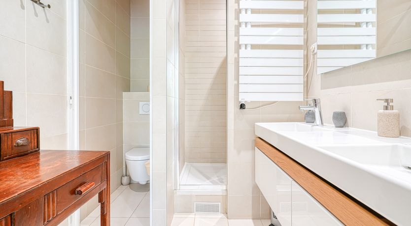 Photo of Je T'Aime, Sixième