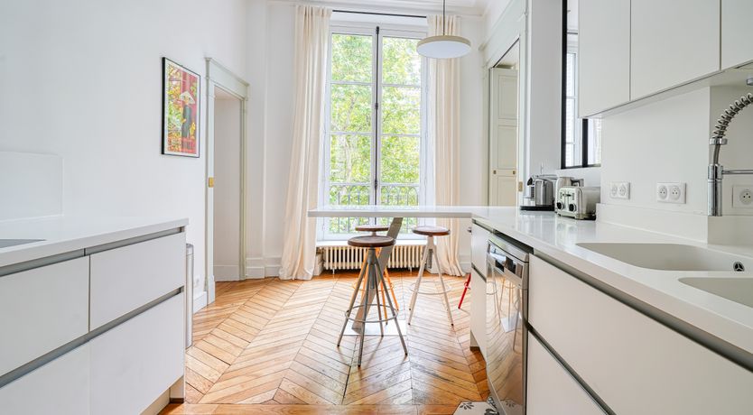 Photo of Je T'Aime, Sixième