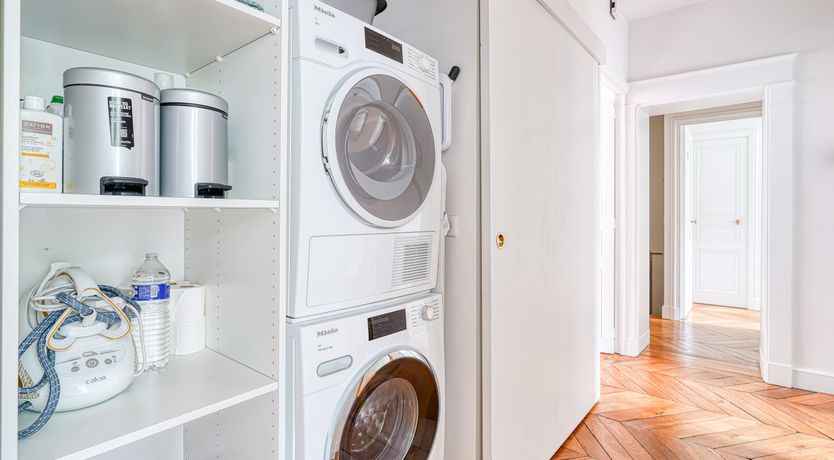 Photo of Je T'Aime, Sixième