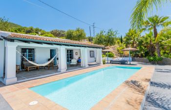 Palm Tree Shade Holiday Home