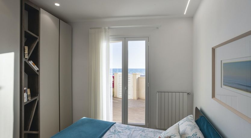 Photo of Kiss the Waves