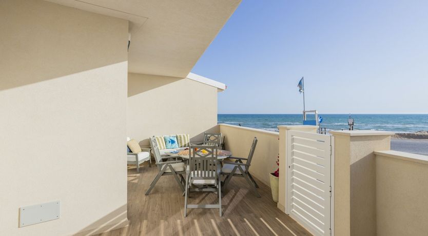 Photo of Kiss the Waves