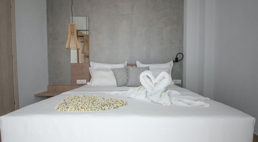 Photo of Lemon & Roses