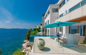 The Golden Shelf Holiday Home