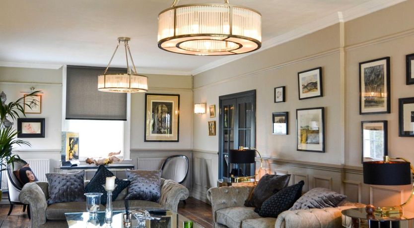 Photo of 5 Bed in Hurst Green