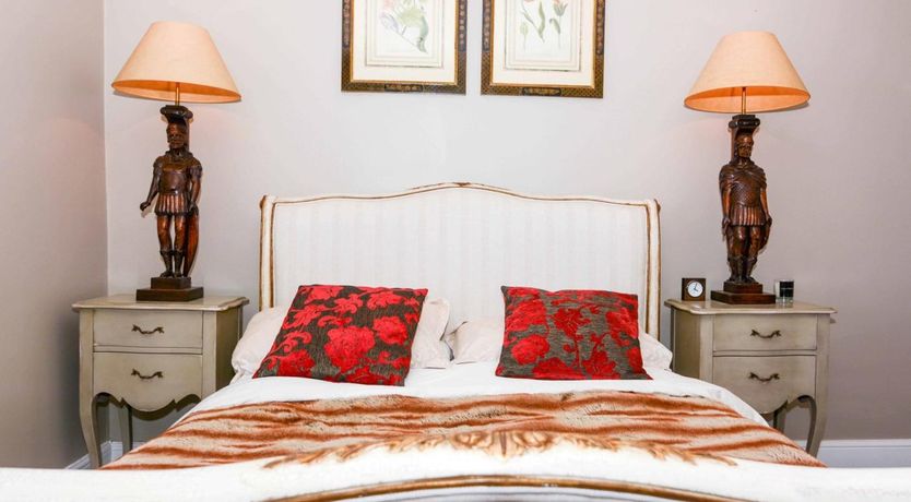 Photo of 5 Bed in Hurst Green