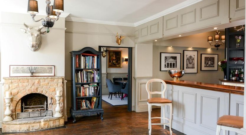 Photo of 5 Bed in Hurst Green