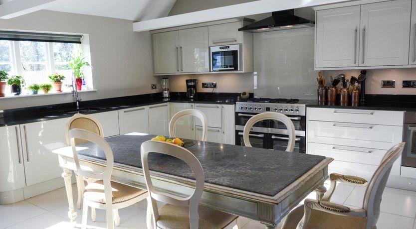 Photo of 5 Bed in Hurst Green