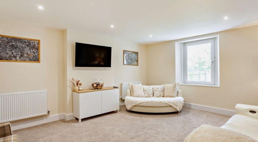 Photo of 4 Bed in Hewish